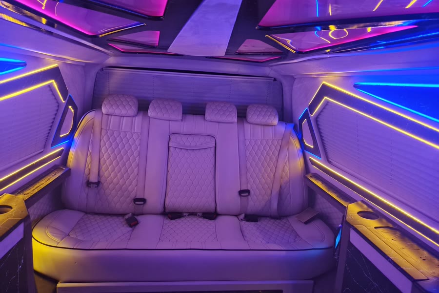 VIP minibüs iç mekan — deri koltuk ve LED aydınlatma