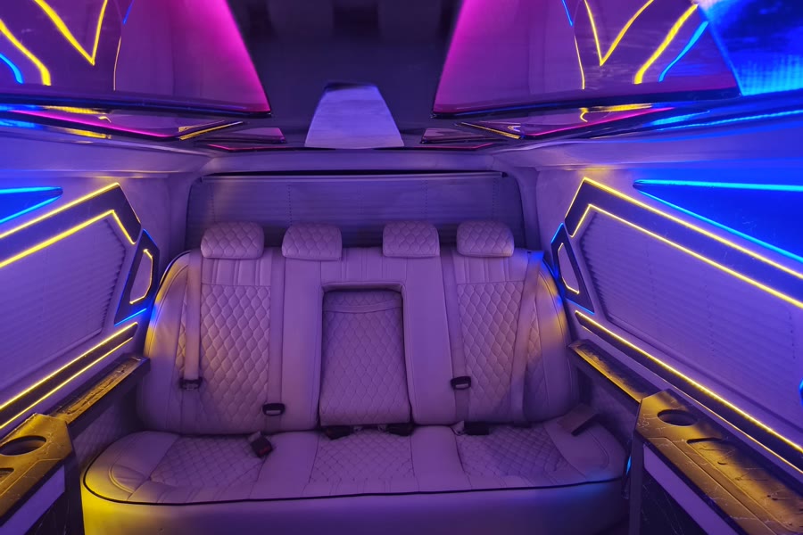 VIP minibüs eğlence ekranı ve tavan aydınlatması