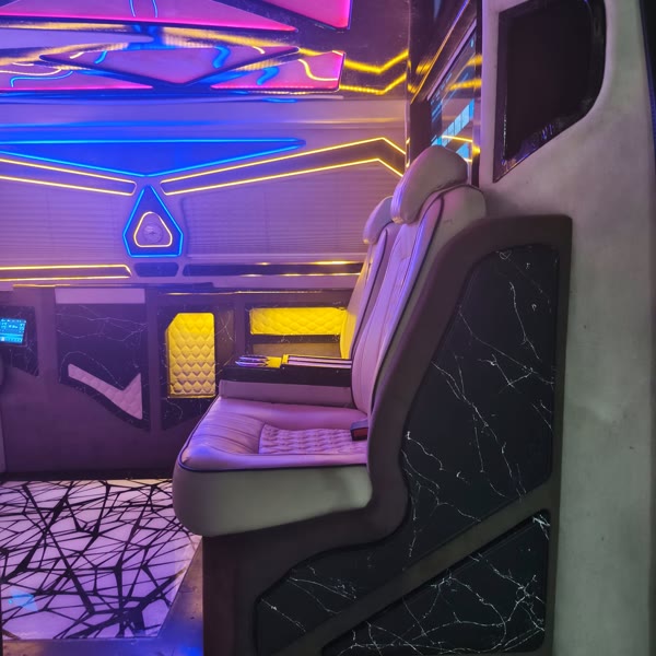 VIP minibüs iç mekan — deri koltuk ve LED tavan aydınlatması