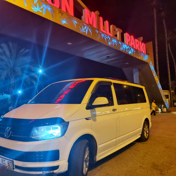 İskenderun Millet Parkı önünde VIP transfer aracı