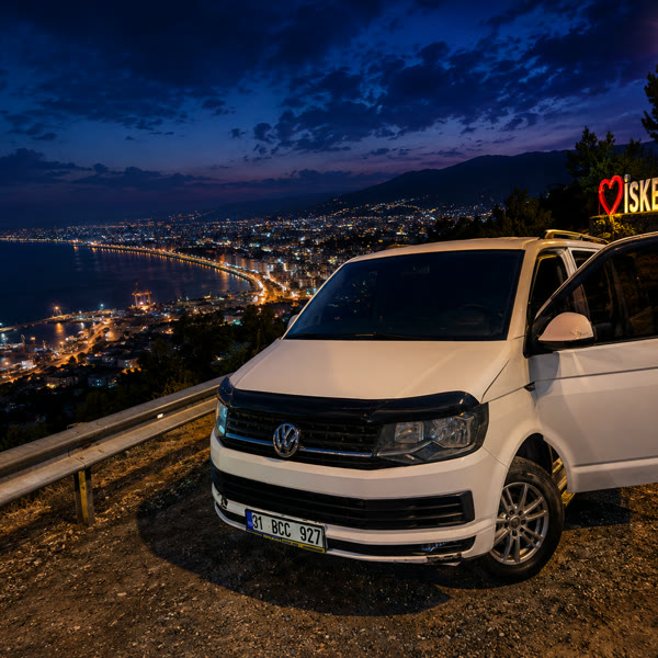 İskenderun körfez manzarasında VIP transfer minibüsü