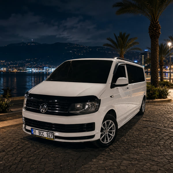 İskenderun sahil yolunda VIP transfer aracı, palmiyeler
