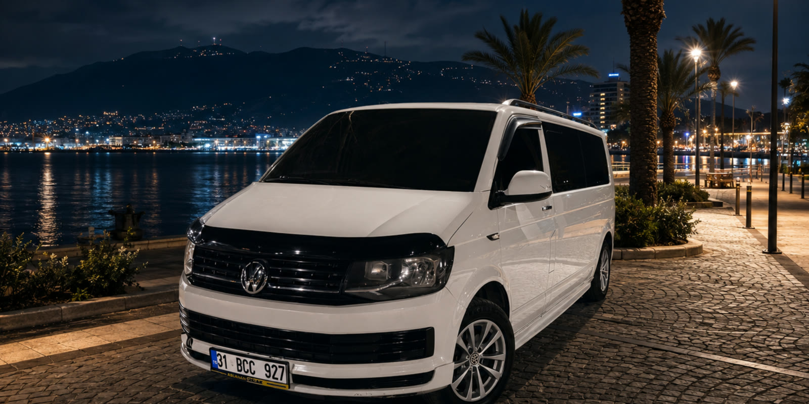İskenderun sahilinde beyaz VIP transfer minibüsü
